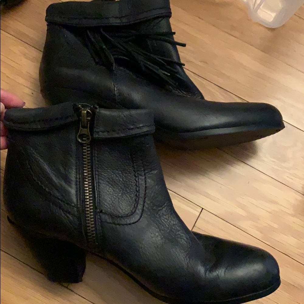 Leather half fringe boots